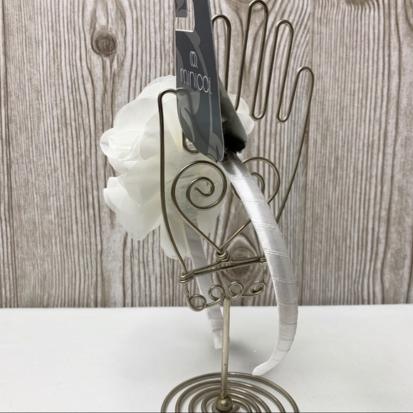 Adorable Floral & Faux Pearl Headband in White - Picture 4 of 5